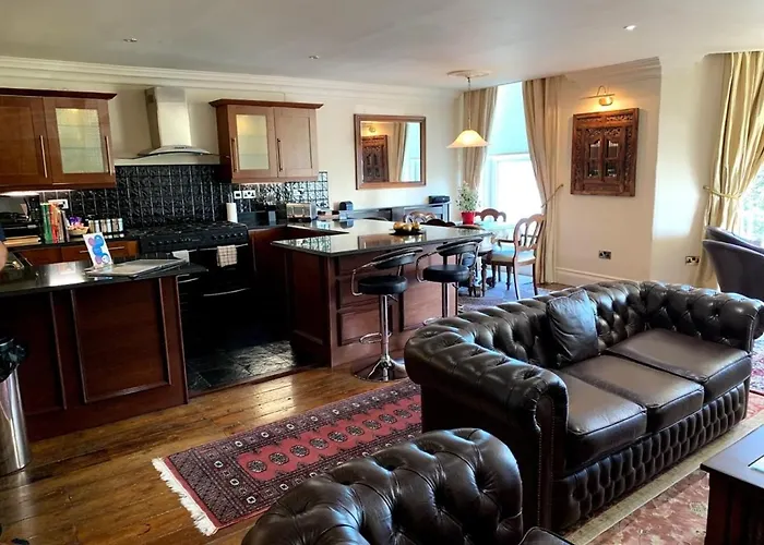 Scarborough hotels near Tracy Savage Fine Art Gallery
