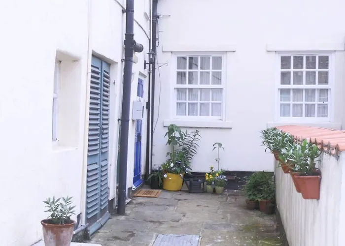 Kikas Cottage, Rear 89 Church Street, White Horse Yard Whitby