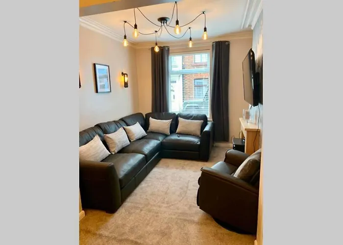 Durham House - Fantastic Location And Great Price In Scarborough Villa