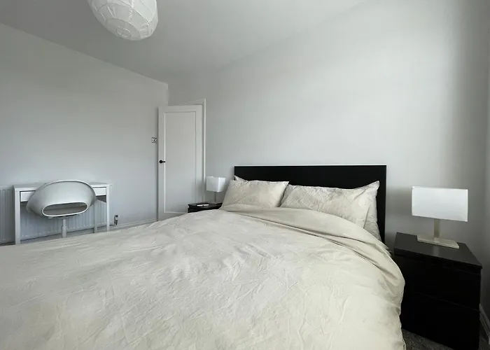 Modern & Spacious Home With Garden And Parking Sheffield