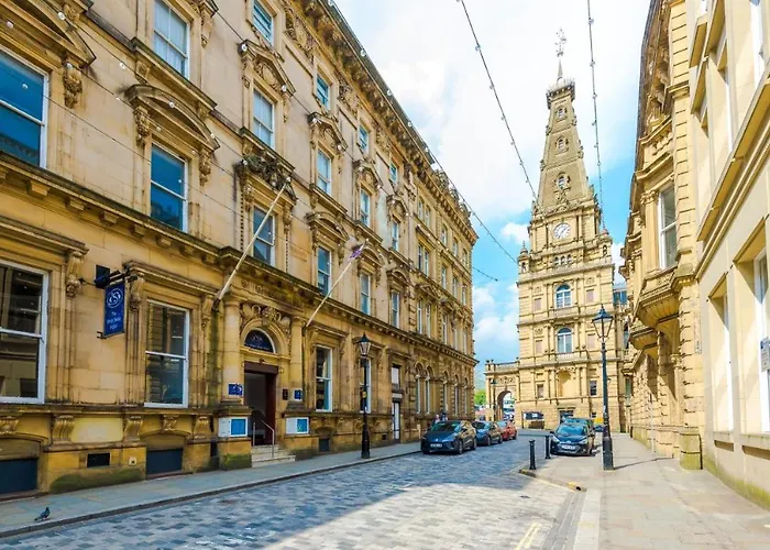 Halifax hotels near Westgate Arcade