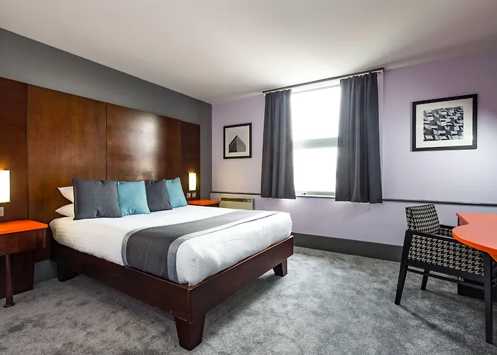 Sheffield hotels near Weston Park Museum